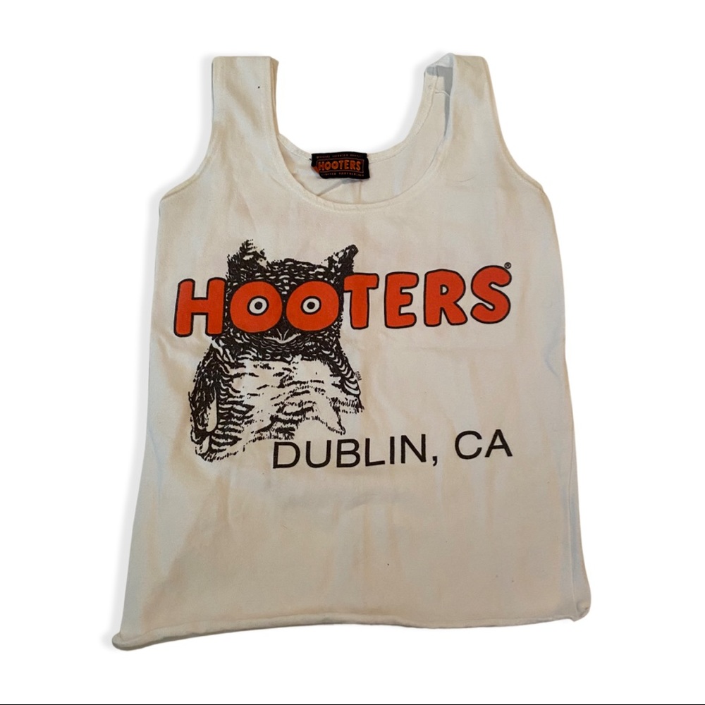 hooters tank top